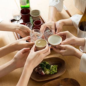 日本酒で乾杯するグループ