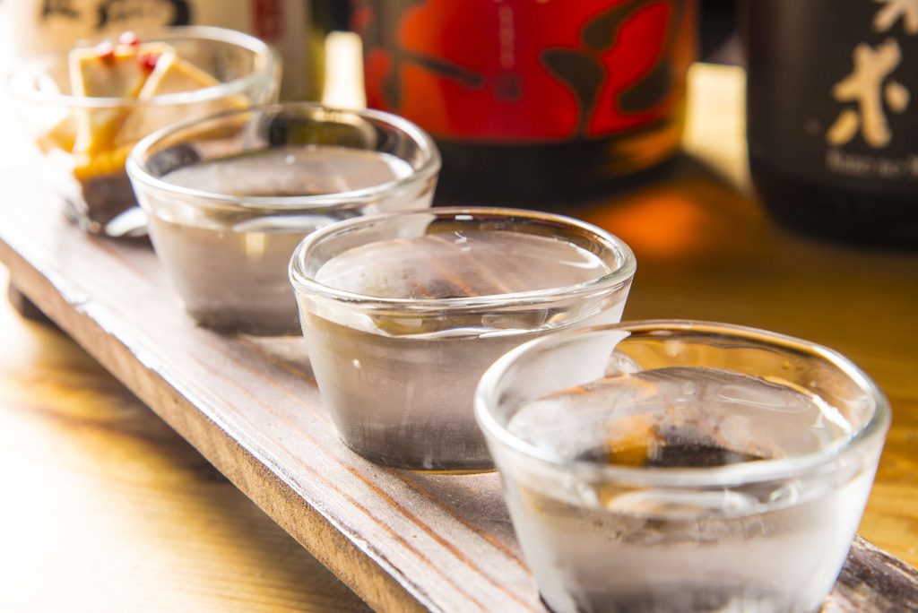 日本酒の 冷や と 冷酒 の違いは 知っておきたい温度別の呼び方 酒みづき 沢の鶴公式 日本酒の 冷や と 冷酒 の違いは 知っておきたい温度別の呼び方 酒みづき 沢の鶴公式