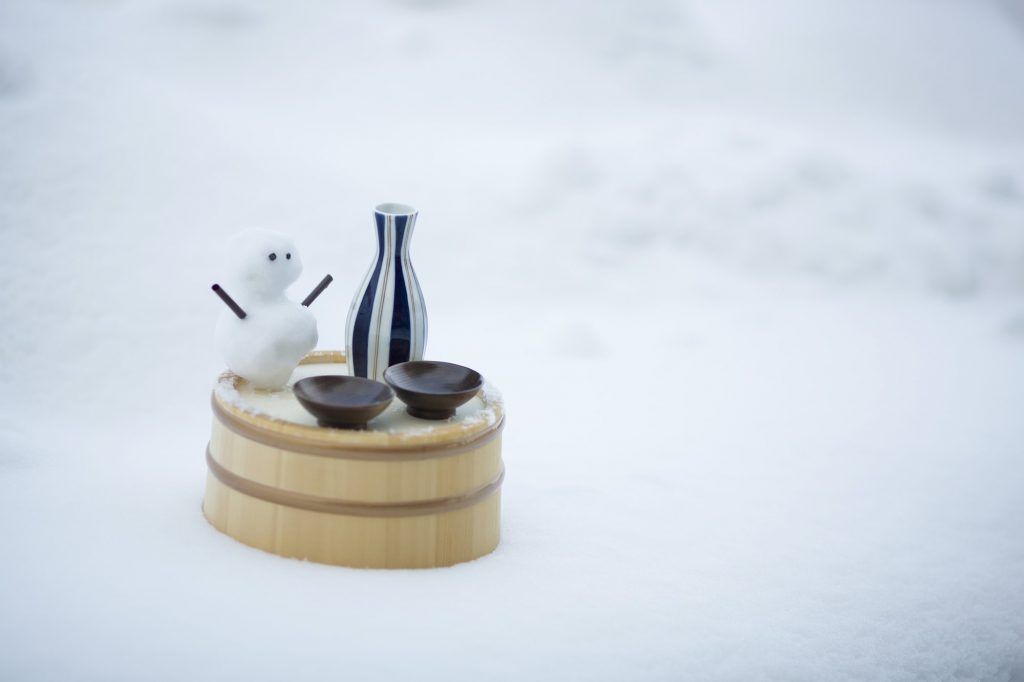 雪見酒で冬を満喫しよう 季節ごとに楽しめる日本酒の世界 酒みづき 沢の鶴公式
