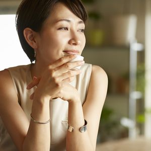 甘口の日本酒を楽しむ女性