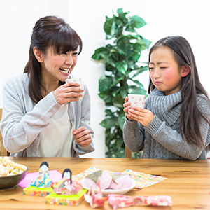 甘酒を飲む母と娘