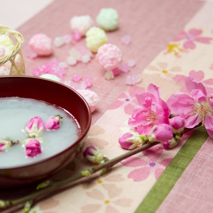 桃の花を浮かべた杯