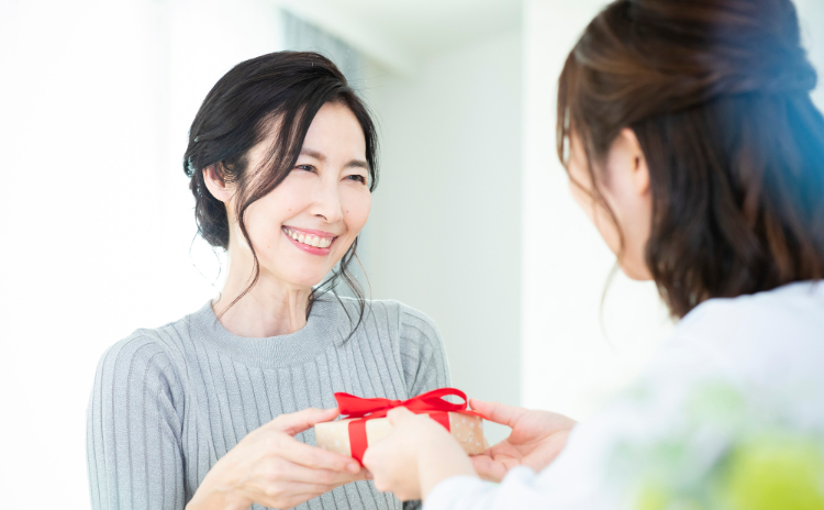 母の日のプレゼントを渡す女性