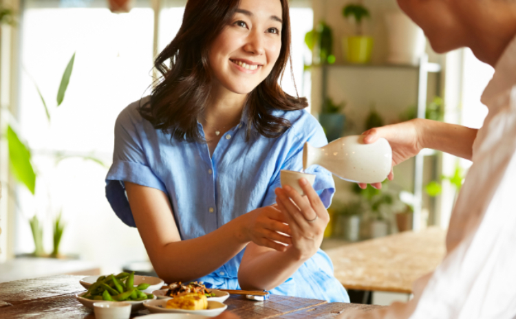 家飲みを楽しむ女性