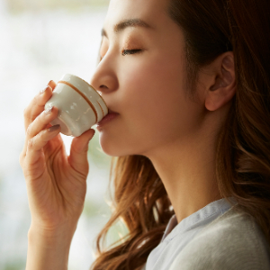 日本酒を飲む女性