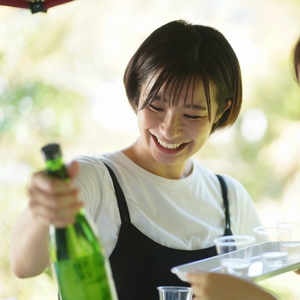 日本酒を飲む女性