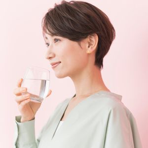 水を飲む女性