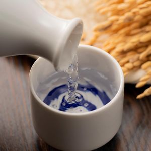 おちょこに注がれる日本酒