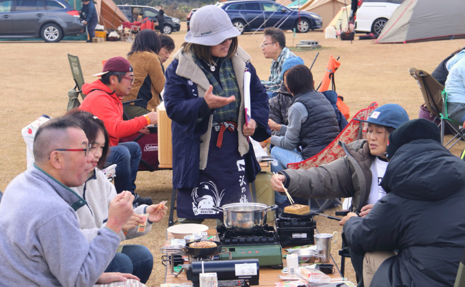 おつまみづくりを楽しむ参加者と沢の鶴スタッフ