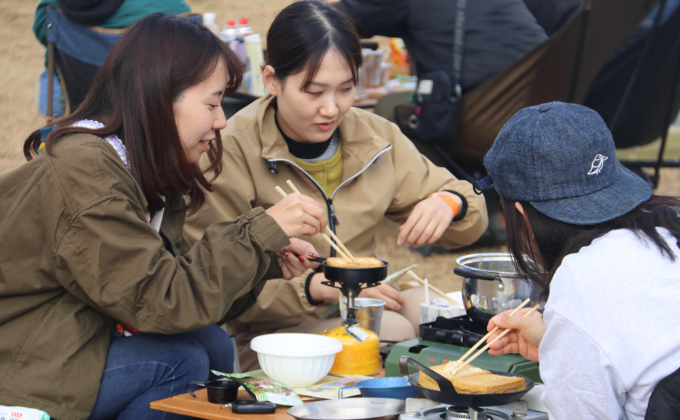 おつまみを食べる参加者