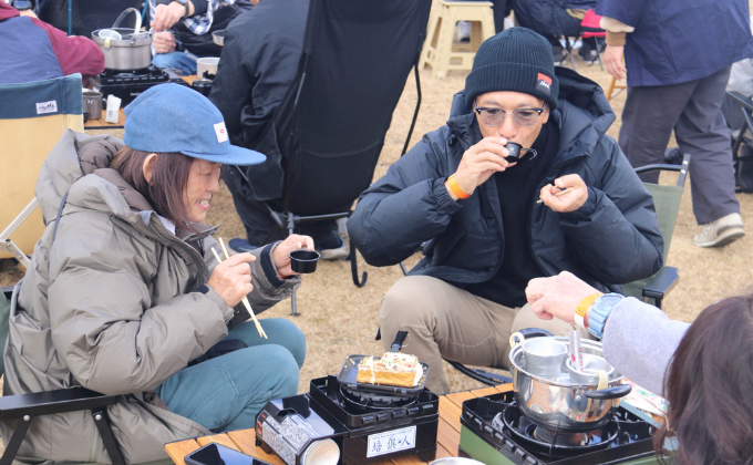 おつまみと熱燗を楽しむ参加者