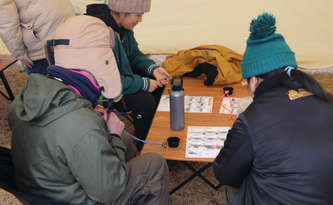 パラコードづくりを楽しむ参加者