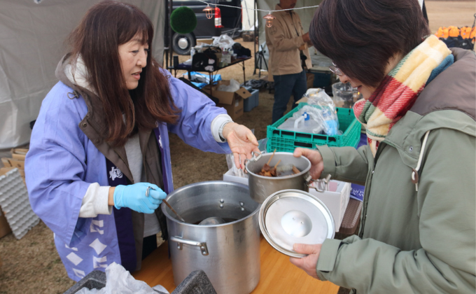 おでんを振る舞うスタッフ