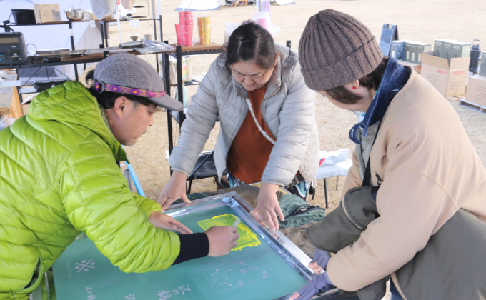 シルクスクリーン体験の様子