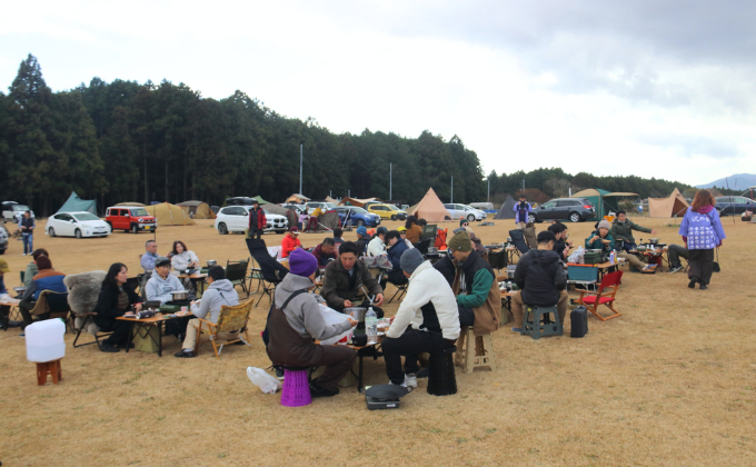 乾杯してお酒を飲む