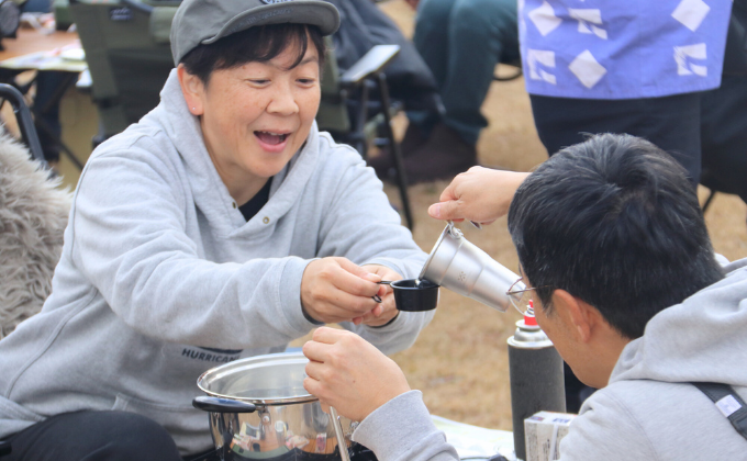 熱燗を飲む参加者