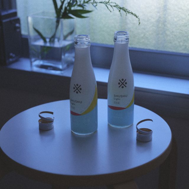 .
ふくらみのある旨みと
軽快なのどごしが特徴の #SHUSHULight 🍶  明日も仕事だけどちょっと飲みたいな...という時にも  ボトルのまま飲める
心地よいアルコール感（8.5%）
飲み切りやすいサイズ感（180ml）  疲れたカラダに寄り添ってくれる日本酒です😌  #shushusake #sawanotsuru #SHUSHU #SHUSHUで楽しむひととき #sake #japanesesake #飲酒タグラム #ぽんしゅたぐらむ #低アルコール #フルーティー #ライフスタイルデザイン #暮らしに彩りを #純米酒 #日本酒 #沢の鶴 #日本酒好き #旨味 #日本酒をもっとカジュアルに
.