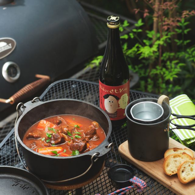 .
＼ 身体ポカポカキャンプ飯 ／  食べたい！飲みたい！と思ったら
コメント欄に😋で教えてください！乾杯しましょう！  今月のアウトドア飯は...  ～煮込みハンバーグ＆ロールキャベツ～  思いつきそうでつかなかった組み合わせ😲
デミグラスソースにハンバーグとロールキャベツを一緒に煮込むボリューム満点なわんぱくご飯👏  肌寒くなってきた11月は熱燗合わせで身体をポカポカに😌  コク、キレ、旨味の
３拍子がそろった
#きもとさん とペアリングしたら...  ／
ひゃ～！
最高の秋キャンプになる事間違いないで～！
＼  ──────────────────
沢の鶴オンラインショップはプロフィールリンクから🙌
──────────────────  #煮込みハンバーグ #ロールキャベツ #キャンプ飯 #キャンプ #アウトドア #アウトドア飯 #大人キャンプ #外飲み #沢の鶴 #sake #japanesesake #nihonshu #sakegram #飲酒タグラム #ぽんしゅたぐらむ #日本酒を楽しむ #酒のある暮らし #日本酒のある暮らし #酒飲みと繋がりたい #日本酒で乾杯 #日本酒  #生酛造り #まろやか #灘五郷 #生酛造りのきもとさん #熱キャン
.