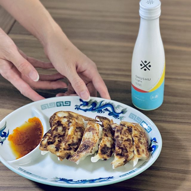 .
今日のおつまみは餃子で決まり🥟  #SHUSHULight は軽快でなめらかなタイプなので
餃子皮のバリバリ感の引き立て役に😋  餃子といえばビールのイメージですが...
日本酒との相性も🙆‍♀️なので是非合わせてみてください♪  #shushusake #sawanotsuru #SHUSHU #SHUSHUで楽しむひととき #sake #japanesesake #飲酒タグラム #ぽんしゅたぐらむ #低アルコール #フルーティー #ライフスタイルデザイン #暮らしに彩りを #純米酒 #日本酒 #沢の鶴 #日本酒好き #旨味 #日本酒をもっとカジュアルに #はじめての日本酒 #餃子
.