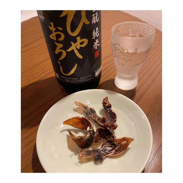 .
＼ みんなで #暮らしを彩る沢の鶴 フォト📷／  お家飲みに #ひやおろし をチョイスしてくださった
@mayumomo1226 さん🍶  ホタルイカの干物の濃厚な旨みのおかげでついお酒が進みそうですね♪  『生もと純米ひやおろし』は秋限定醸造商品のため、この時期にしか飲めない“旬”の味わいを楽しんでいただける一杯です🍶  是非みなさまもお試しあれ🙆‍♀️  ======================
皆さんも #沢の鶴 または
#sawanotsuru をつけて投稿してください♪
素敵な投稿は 沢の鶴公式メディア で
紹介させていただきます♪
======================  #晩酌 #家飲み #宅飲み #沢の鶴 #sake #japanesesake #nihonshu #sakegram #飲酒タグラム #ぽんしゅたぐらむ #日本酒を楽しむ #酒のある暮らし #日本酒のある暮らし #酒飲みと繋がりたい #日本酒で乾杯 #ひやおろし #ひやおろしの季節 #秋限定 #秋あがり #季節限定 #季節限定酒 #季節限定商品
.