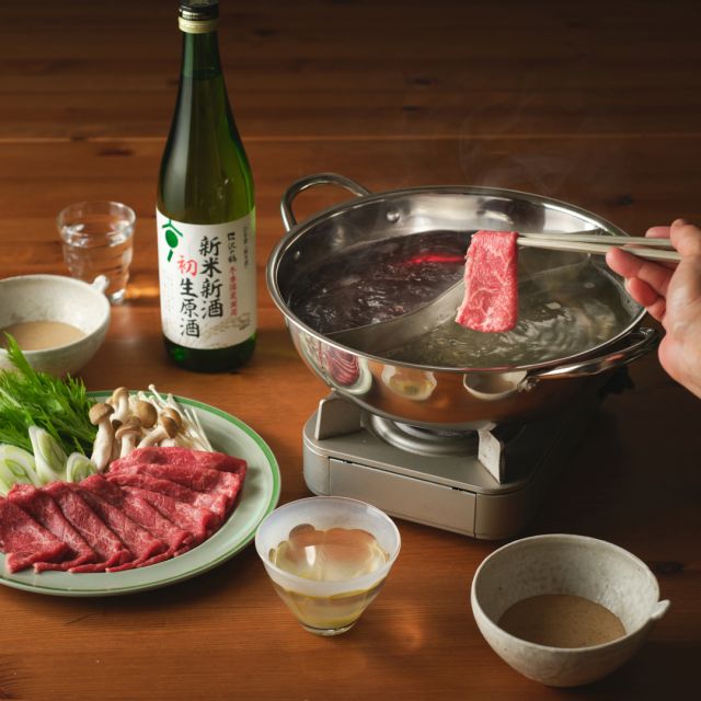 .
 　　　🎈ボジョレー解禁🍷 
＼実は日本酒にとってもうれしい時期なんです🍶 ／  食べたい！飲みたい！と思ったら
コメント欄に🎈で教えてください！乾杯しましょう！  フランスのブルゴーニュ地方のボージョレ地区で
その年に収穫されたぶどうでつくられるワイン
「ボジョレー・ヌーヴォー」の解禁日は、11月21日（木）！  実は、このシーズンは日本酒にとっても新米新酒が出回る時期でもあるんです♡  新米新酒とは、その年に収穫した新米で醸造し、出来上がってすぐ出荷される日本酒のこと。
「しぼりたて」とも呼ばれます✨  すっきりとした爽やかな味わいが特徴なので、
素材の味を楽しむお料理、
例えばしゃぶしゃぶなどにも、ぴったりです🍲✨
ちょっと思考を凝らして、「日本酒と赤ワインの2色しゃぶしゃぶ」はいかがですか？  今年はぜひ、 #日本酒ヌーヴォー も楽しんでみてください。  ──────────────────
沢の鶴オンラインショップはプロフィールリンクから🙌
──────────────────  #ボジョレー解禁  #沢の鶴 #sake #japanesesake #nihonshu #sakegram #飲酒タグラム #ぽんしゅたぐらむ #日本酒を楽しむ #酒のある暮らし #日本酒のある暮らし #酒飲みと繋がりたい #日本酒で乾杯 #日本酒  #新米新酒初生原酒 #初生原酒 #新種 #純米生原酒 #新米新酒 #ヌーヴォー
.