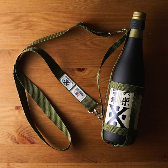 .
＼ 日本酒の瓶を、持ち歩く！？ ／  気になる！と思ったら
コメント欄に🏕で教えてください！乾杯しましょう！  「アウトドアシーンでも気軽に日本酒を楽しみたい」
「お気に入りの日本酒を、楽しく振る舞いたい」
そんなご要望にお答えして、四合瓶ホルダーを製作しました✨  さっと担いで、スマートに注げる。
これがさえあれば、キャンプやお花見で人気者になること間違いなし👍  これからのシーズン、アウトドアに持っていくなら
特別純米酒『 #実楽山田錦 』がおすすめ！
キレのある旨みときめ細やかな口当たりが、秋の味覚にぴったりです♡  ──────────────────
沢の鶴オンラインショップはプロフィールリンクから🙌
──────────────────  #アウトドア日本酒 #キャンプ日本酒 #焚き火 #キャンプに日本酒 #日本酒キャンプ #沢の鶴 #sake #japanesesake #sakegram #飲酒タグラム #ぽんしゅたぐらむ #日本酒を楽しむ #酒のある暮らし #日本酒のある暮らし #酒飲みと繋がりたい #日本酒で乾杯 #日本酒 #特別純米酒  #山田錦
.