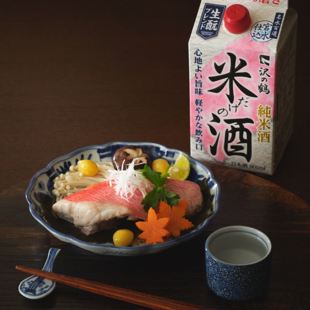 .
＼ 1（い）1（い）24（にほんしょく） ／
本日 11/24（日）は #和食の日  日本の食文化にとって実りの季節ともいわれる秋に、「和食」文化について認識を深め、和食文化の大切さを再認識するきっかけの日となっていくよう願いをこめて認定された日だそうです🗓  🐟🐟🐟  旬の金目鯛を使って“ 昆布締め酒蒸し ”を作ってみました！  合わせる日本酒は やっぱり純米酒の #米だけの酒
そして酒蒸しに使ったお酒も米だけの酒です🍶  今日は和食の魅力を改めて感じると同時に、日本酒とのペアリングも堪能しましょう♪  ──────────────────
沢の鶴オンラインショップはプロフィールリンクから🙌
──────────────────  #和食 #いいにほんしょく #酒蒸し #おうちじかん #家飲み #宅飲み #日本酒好き #sake #japanesesake #飲酒タグラム #ぽんしゅたぐらむ #日本酒を楽しむ #酒のある暮らし #日本酒のある暮らし #純米酒 #パック酒
.